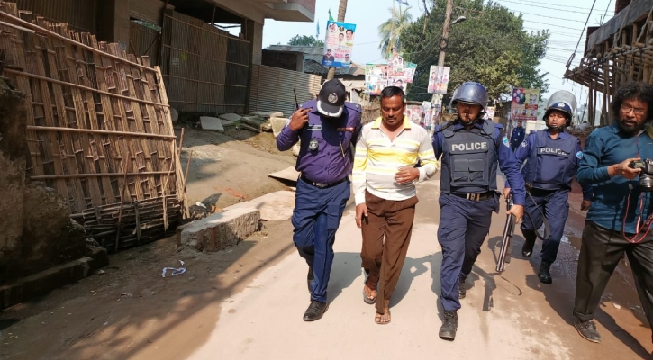 কুমিল্লায় বিক্ষোভ মিছিল থেকে যুবদল নেতা আটক